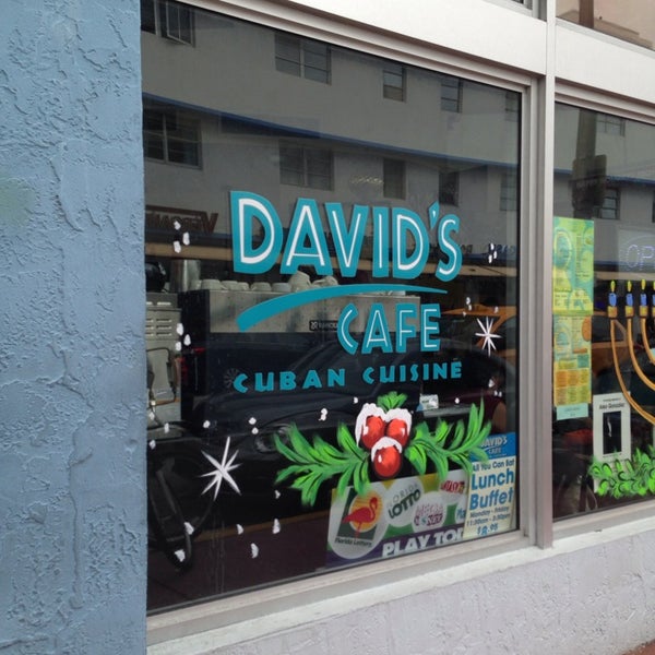 รูปภาพถ่ายที่ David&#39;s Cafe โดย Dana V. เมื่อ 12/28/2013