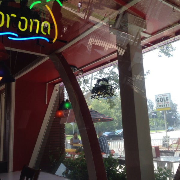 รูปภาพถ่ายที่ Los Feliz Cafe โดย Dana V. เมื่อ 5/16/2014