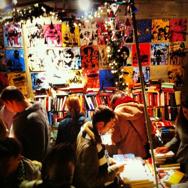 รูปภาพถ่ายที่ Brooklyn Night Bazaar โดย brian b. เมื่อ 12/23/2012