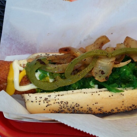 รูปภาพถ่ายที่ Mike&#39;s Chicago Hot Dogs โดย Lovey M. เมื่อ 4/10/2014
