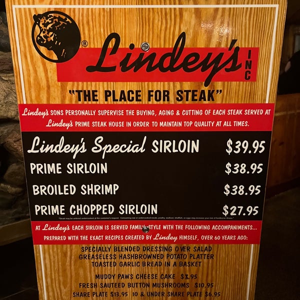 Foto diambil di Lindey&#39;s Prime Steak House oleh John Z. pada 10/25/2023