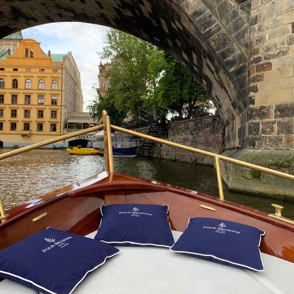 Снимок сделан в Prague Venice Boat Trips - Pražské Benátky пользователем NNO 8/19/2019