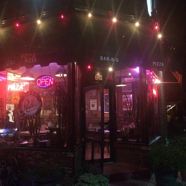 10/6/2015 tarihinde Jose M.ziyaretçi tarafından Ruthie&#39;s Bar-B-Q &amp; Pizza'de çekilen fotoğraf