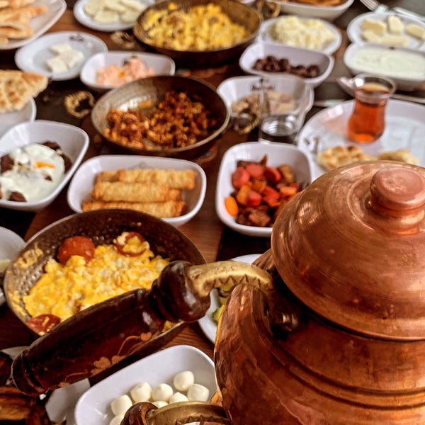 Foto tirada no(a) Kasr-ı Ala Restaurant por Zehra K. em 5/14/2022