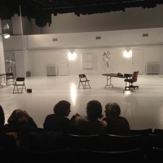 Foto tomada en The Wilma Theater  por Jing W. el 10/13/2012