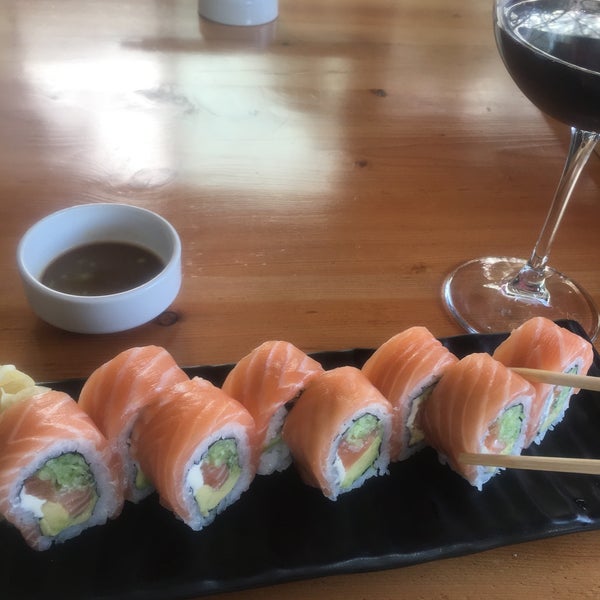 รูปภาพถ่ายที่ Kokoyaki Sushi Lara โดย Sibel K. เมื่อ 12/20/2019