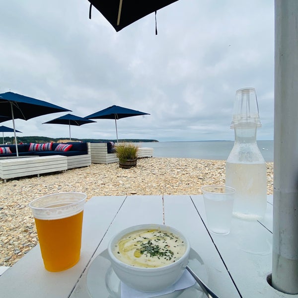8/10/2021 tarihinde Sherry H.ziyaretçi tarafından Navy Beach Restaurant'de çekilen fotoğraf
