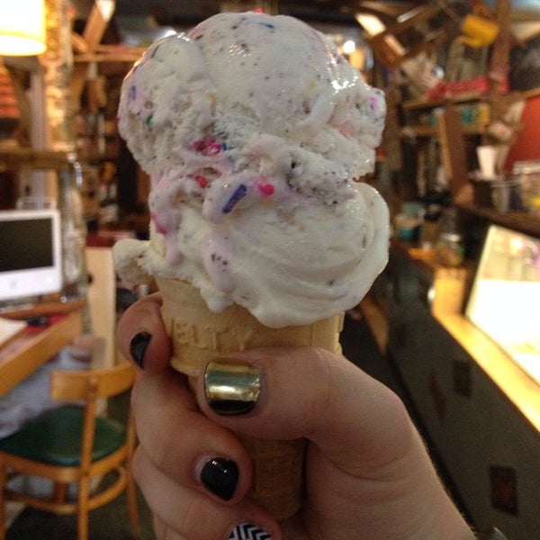 Снимок сделан в Oh Yeah! Ice Cream &amp; Coffee Co. пользователем Susie O. 8/22/2014