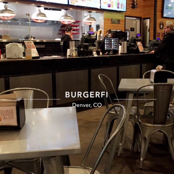 Foto tirada no(a) BurgerFi por FEEF em 11/27/2018