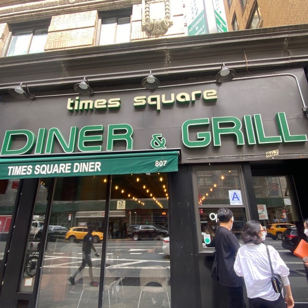 Foto tirada no(a) Times Square Diner por Mary N. em 6/20/2022