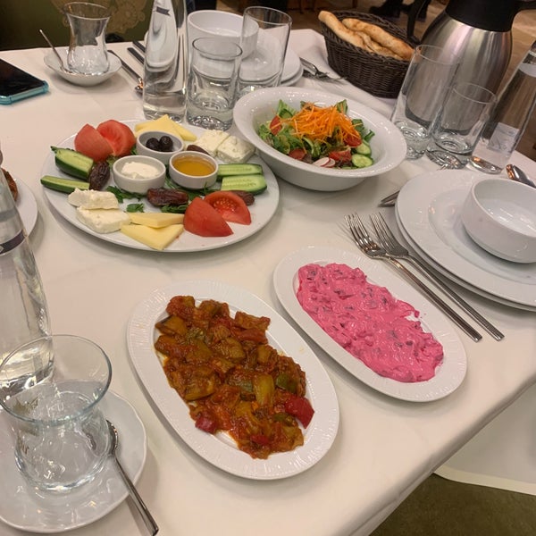 Foto tirada no(a) Köşkeroğlu Baklava &amp; Restaurant por 𝓐𝔂ç𝓪 . em 4/12/2022