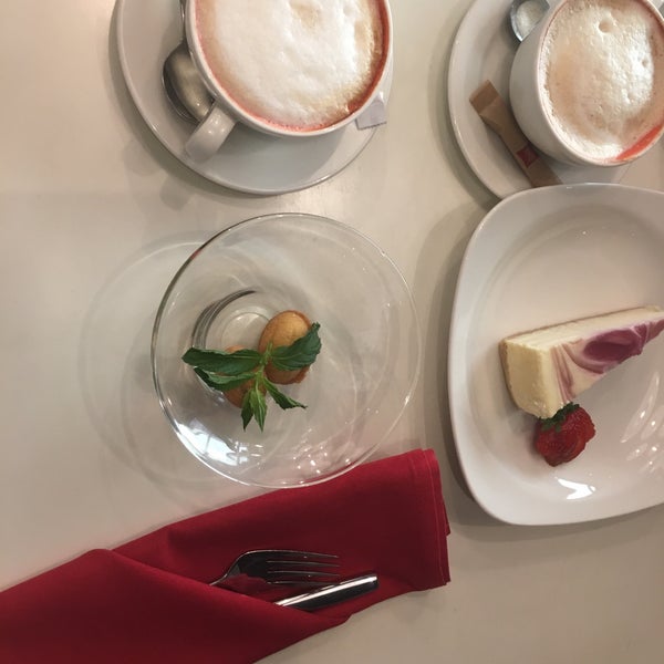 Das Foto wurde bei Café La Bohème von Sara A. am 8/6/2018 aufgenommen
