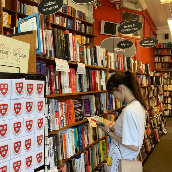 Foto diambil di Harvard Book Store oleh Litos L. pada 6/28/2019