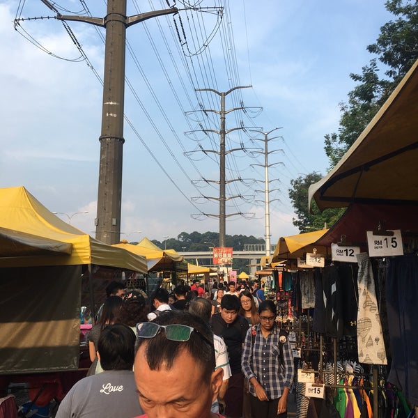 Photo taken at Pasar Malam Taman Connaught 康乐 by Kham k. on 9/4/2019