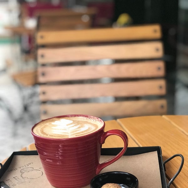 Foto diambil di Sloth Coffee Shop oleh Zeynep pada 2/4/2018
