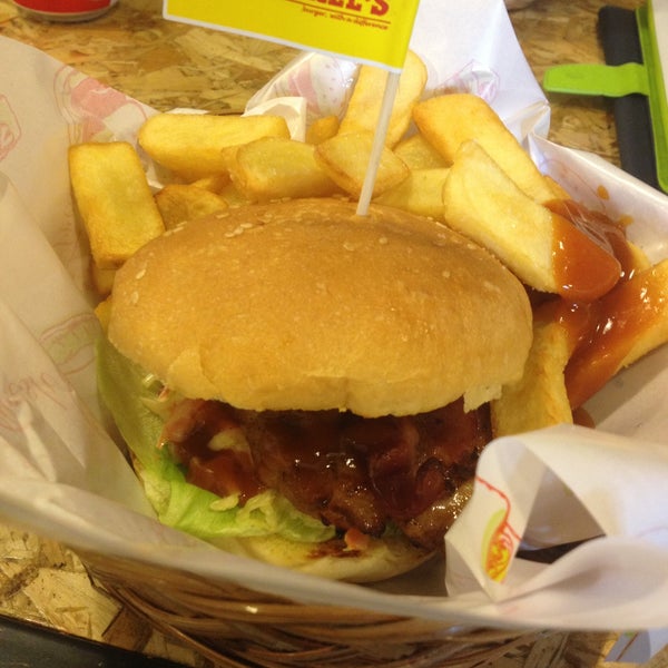รูปภาพถ่ายที่ Marshall&#39;s Burger โดย Teow Y. เมื่อ 11/14/2013