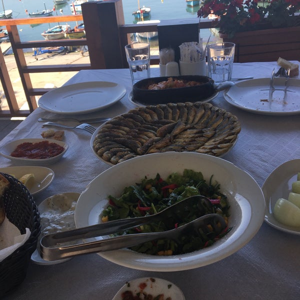 Das Foto wurde bei İskele Et &amp; Balık Restaurant von Elif T. am 9/9/2017 aufgenommen