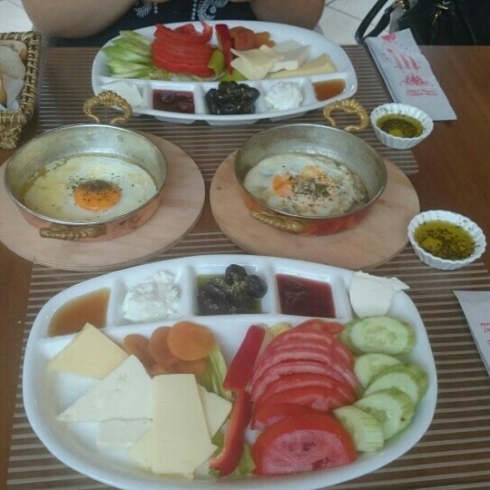 Das Foto wurde bei Gurme Yoğurtçu Süt ve Süt Ürünleri von Melek A. am 7/4/2015 aufgenommen