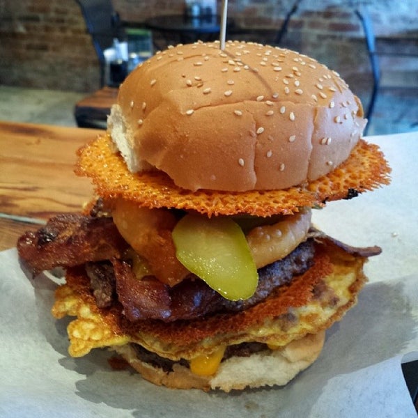 รูปภาพถ่ายที่ Burger Stomper Gourmet Burger &amp; Milkshake Bar โดย Ed H. เมื่อ 1/3/2014