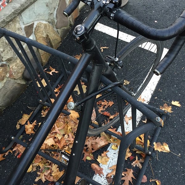 Das Foto wurde bei Strictly Bicycles von E H. am 11/24/2014 aufgenommen
