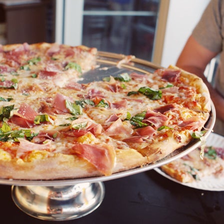Das Foto wurde bei Five Points Pizza von Five Points Pizza am 8/6/2014 aufgenommen