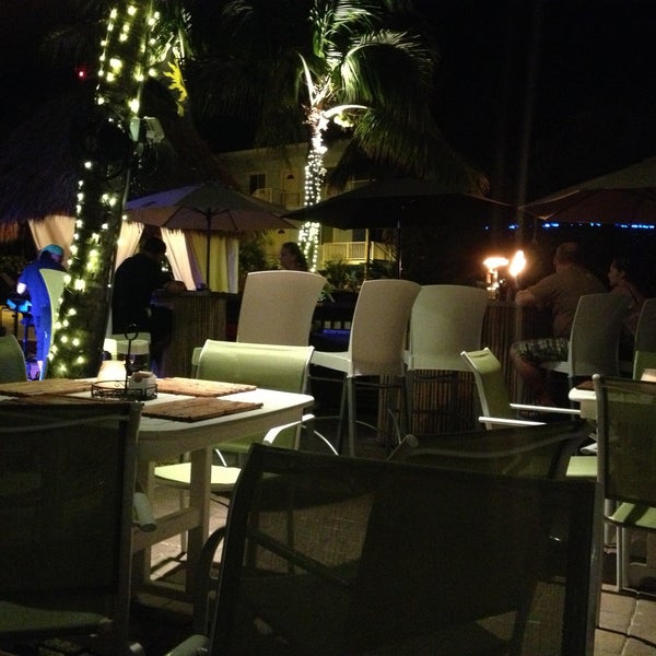 Das Foto wurde bei Bayside Sunset Bar, Key Largo von matthieu c. am 5/10/2013 aufgenommen