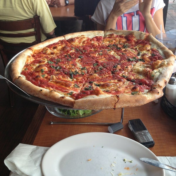 5/21/2013 tarihinde serhat c.ziyaretçi tarafından NYPD Pizza'de çekilen fotoğraf