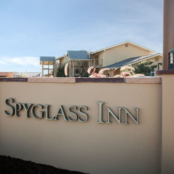 รูปภาพถ่ายที่ Spyglass Inn โดย Spyglass Inn เมื่อ 2/21/2014