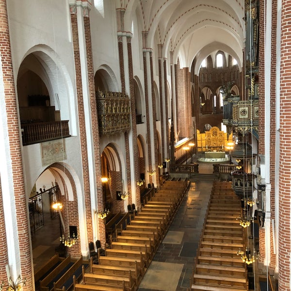 Foto diambil di Roskilde Domkirke | Roskilde Cathedral oleh 𝕂𝕒𝕜𝕖𝕣𝕦 . pada 1/23/2020
