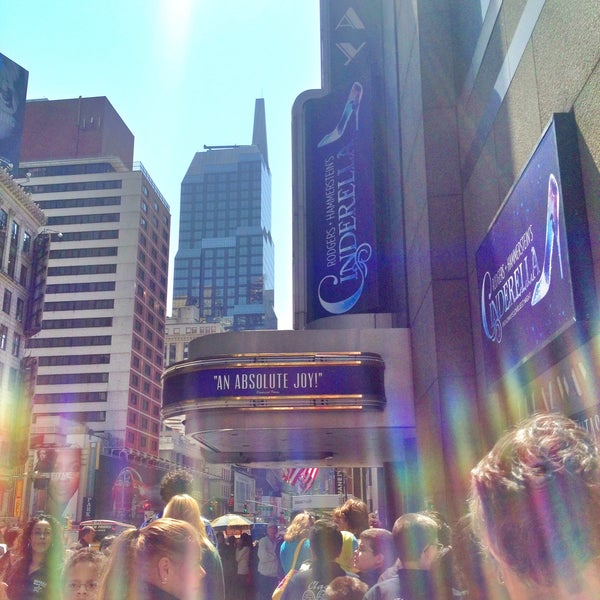 รูปภาพถ่ายที่ Cinderella on Broadway โดย Christine A. เมื่อ 4/24/2013