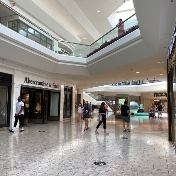 Foto tirada no(a) The Mall at Short Hills por Steve K. em 7/26/2020