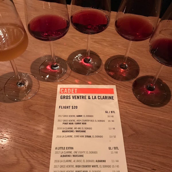 Foto tirada no(a) Cadet Wine &amp; Beer Bar por Kaitlin O. em 10/25/2018