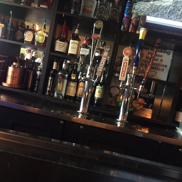 Foto tomada en Nevermind Awesome Bar &amp; Eatery  por Sonia T. el 6/26/2015