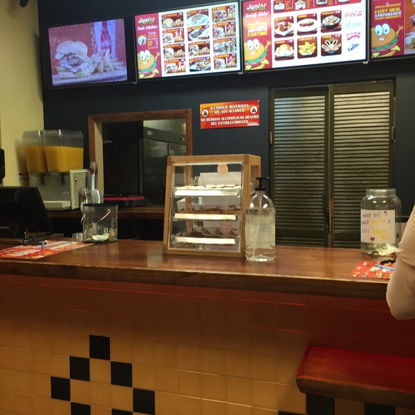 รูปภาพถ่ายที่ Junior Colombian Burger - South Kirkman Road โดย Sonia T. เมื่อ 5/2/2015