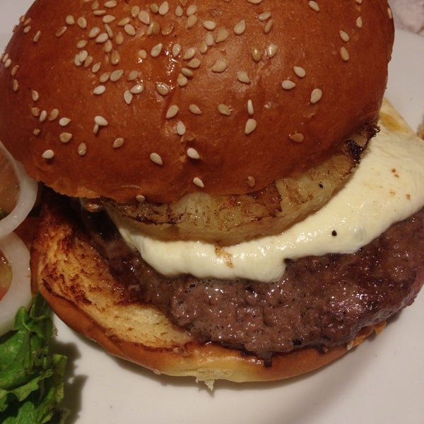 Bonita decoración, un combo hamburguesa con queso de hebra y piña asada te hacen el día :)