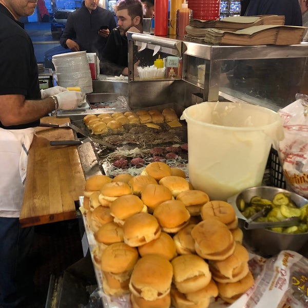 Foto diambil di White Manna Hamburgers oleh Matthew K. pada 12/29/2019