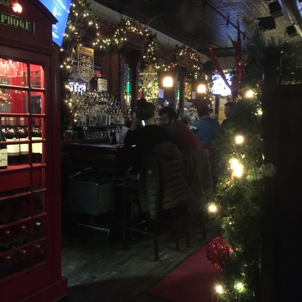 Foto tomada en The Mad Hatter Pub &amp; Eatery  por Hieu T. el 12/9/2015