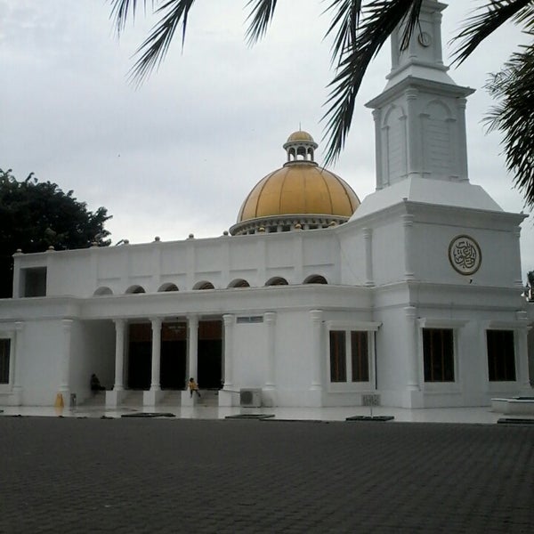 Закрывается ли мечеть на ночь. Почему закрыли мечеть. Новруз байрам мечеть. Закрытая мечеть в хасирте. Мечеть.