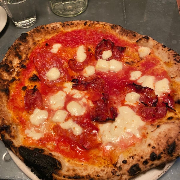 2/4/2020 tarihinde Chris M.ziyaretçi tarafından Pizza East'de çekilen fotoğraf