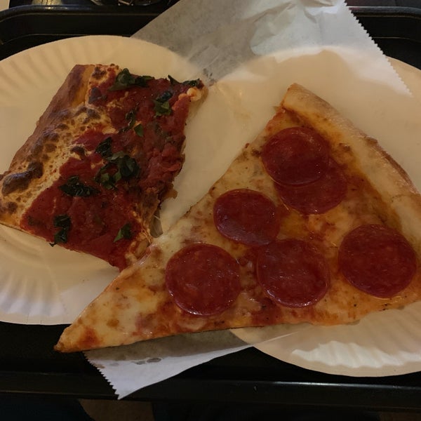 รูปภาพถ่ายที่ Uncle Paul&#39;s Pizza โดย Chris M. เมื่อ 8/8/2019