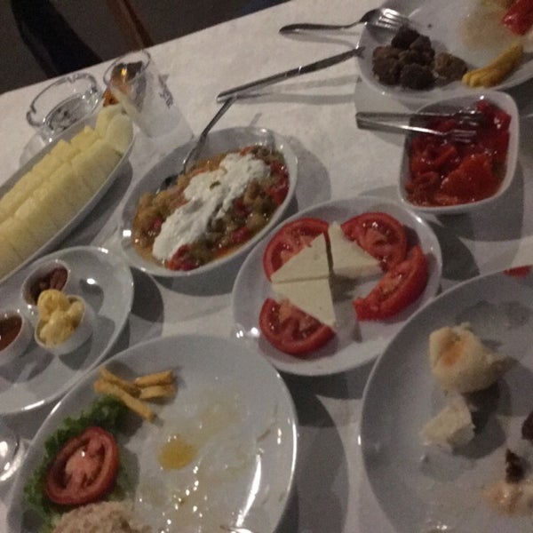 Das Foto wurde bei Gölbaşı Restaurant von T C Harun G. am 8/28/2018 aufgenommen