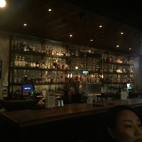รูปภาพถ่ายที่ Jay&#39;s Bar โดย Michelle L. เมื่อ 11/28/2015