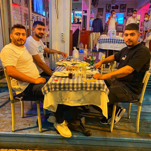 Foto tirada no(a) Sokak Restaurant Cengizin Yeri por Göksel em 9/25/2020