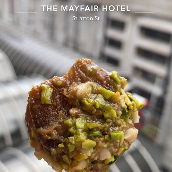 Foto tirada no(a) The May Fair Hotel por Khaled A. em 2/18/2024