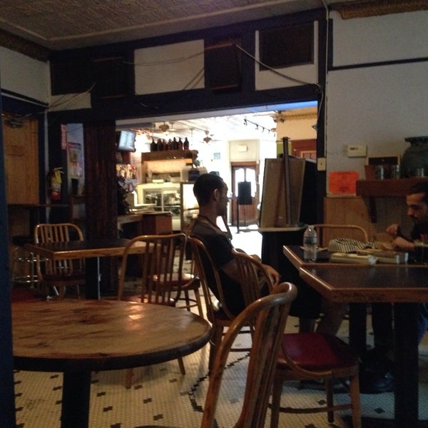 8/20/2014 tarihinde Heatherziyaretçi tarafından Cyber Cafe West'de çekilen fotoğraf