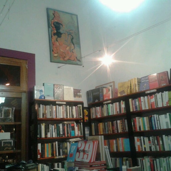 4/11/2013にClau B.がHyperión Libreríaで撮った写真