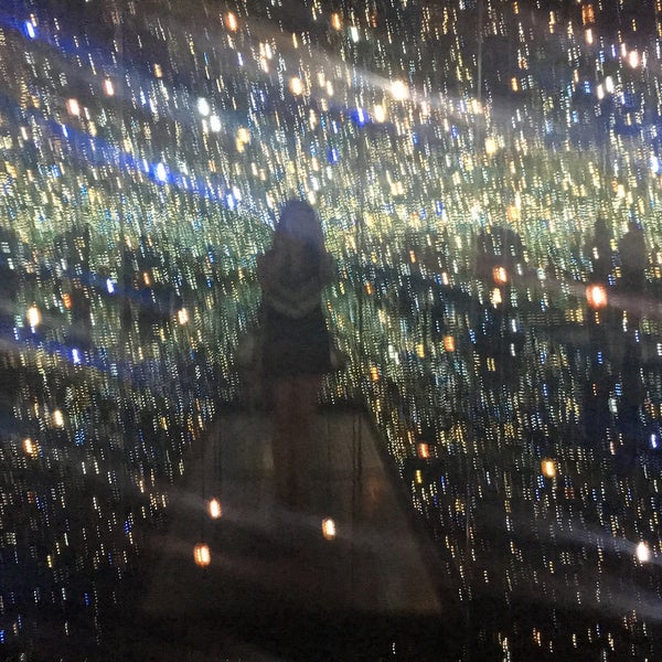 Yayoi Kusama S Infinity Mirrored Room At The Broad Bunker