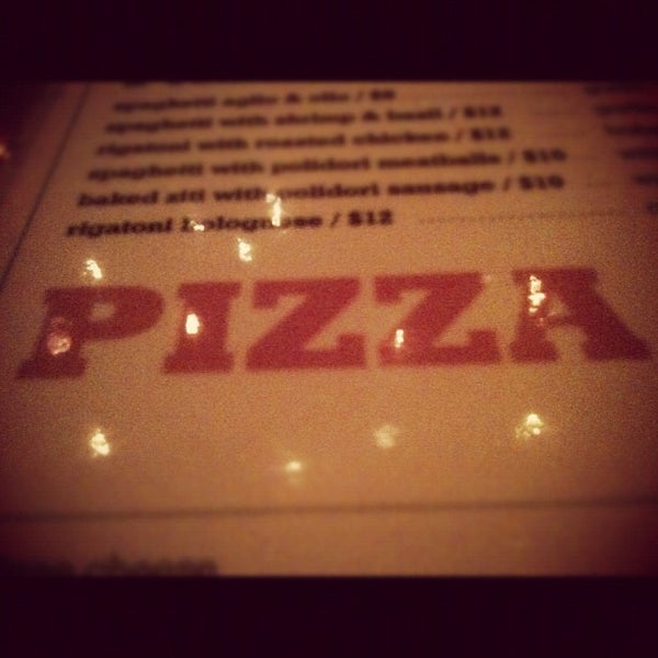 Foto diambil di Ernie&#39;s Bar &amp; Pizza oleh Doniree W. pada 2/21/2012