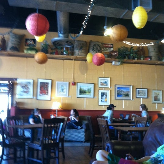 6/25/2012 tarihinde Matthew P.ziyaretçi tarafından Solid Grounds Coffee House'de çekilen fotoğraf