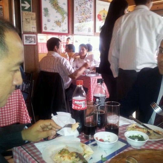Foto diambil di Napoli Pizza &amp; Pasta oleh Cesar J. pada 7/5/2012